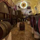 Nella cantina, cuore della tenuta situata a 5 metri di profondit�...